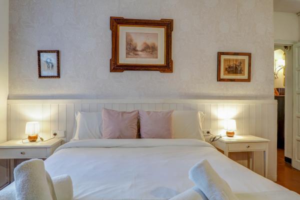 #53300 - Red Velvet Apartment | Holiday Rentals | Hello Homes Sitges