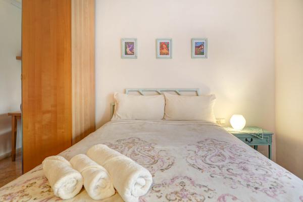 #53580 - Le Blanc Apartment | Holiday Rentals | Hello Homes Sitges